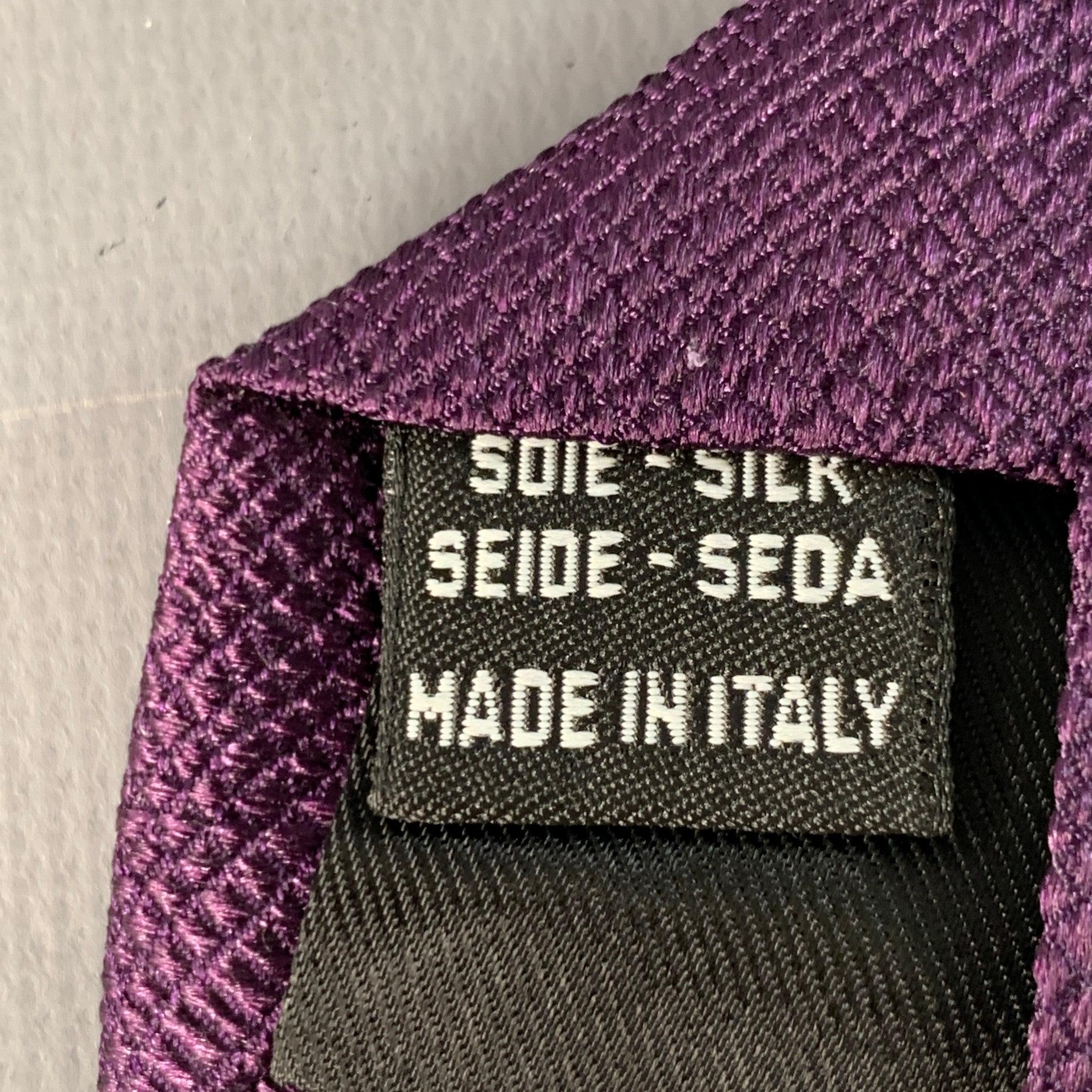 De los hombres VALENTINO Corbata de seda púrpura saffiano con textura rayada en venta