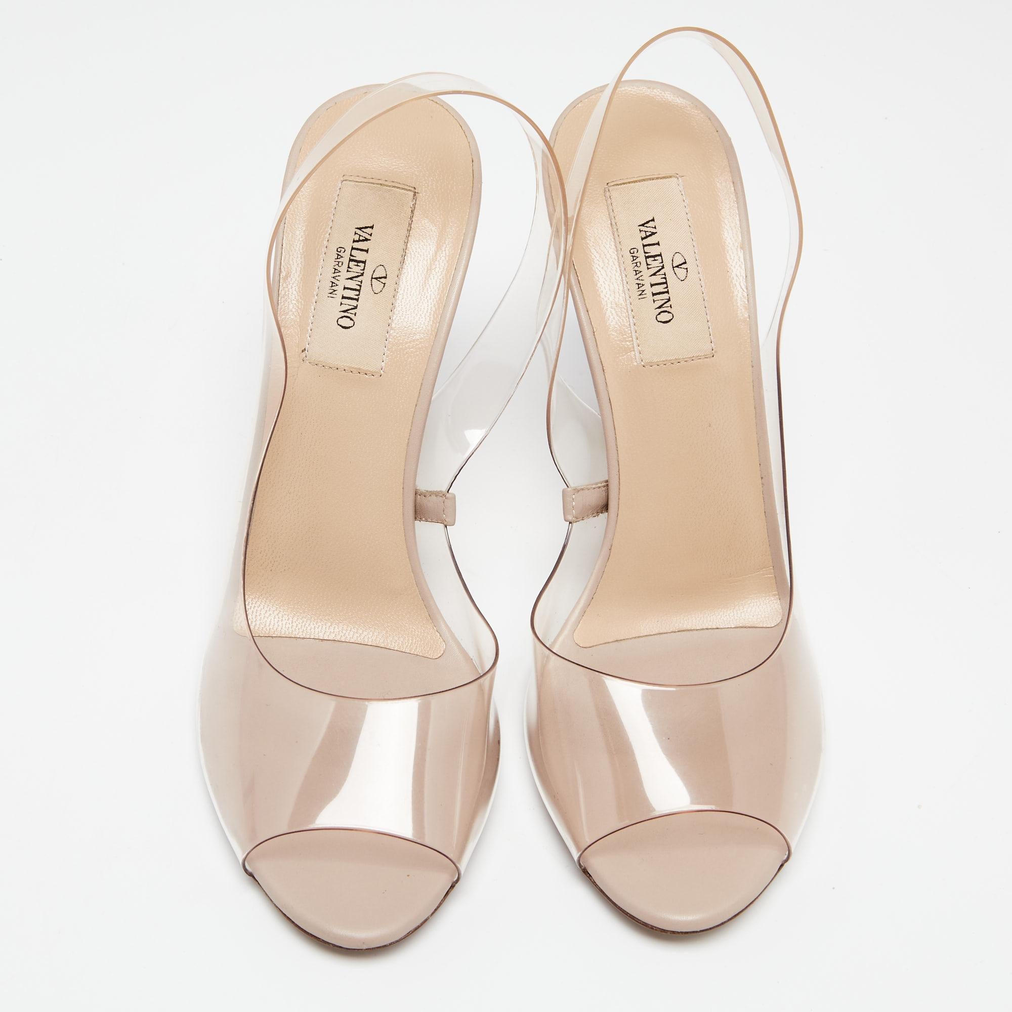 These sandals from the House of Valentino are all about class and elegance! They are made from PVC on the exterior. They have peep toes, Rockstud embellishments, a slingback, and 10 cm heels. Flaunt your chic style with these Valentino