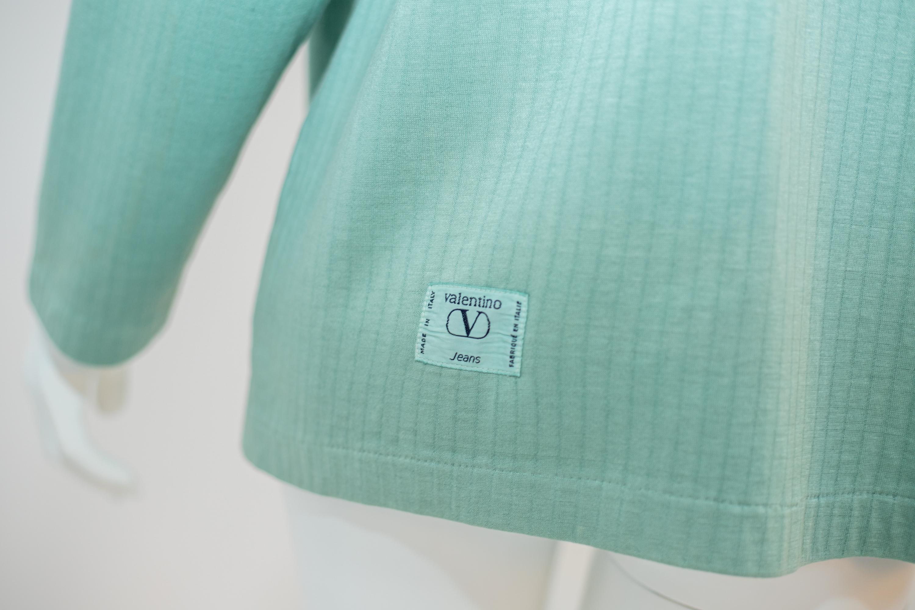 Rare vintage green jacket designed by Valentino in the early 1980s, of fine Italian manufacture. Original inner and outer label. External logo.
The jacket is lightweight and made of a beautiful teal fabric, very chic.
The jacket has a very