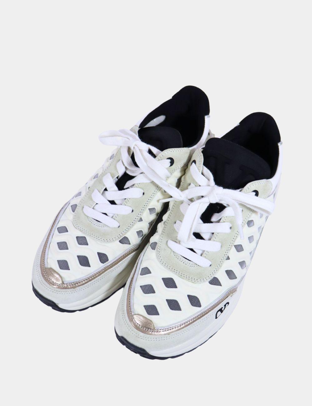 Adéntrate en un estilo futurista con estas zapatillas Valentino Garavani Rockrunner Plus, que combinan comodidad de alto rendimiento con un diseño vanguardista. Con una parte superior en capas de malla blanca, ante crema y detalles de piel en el