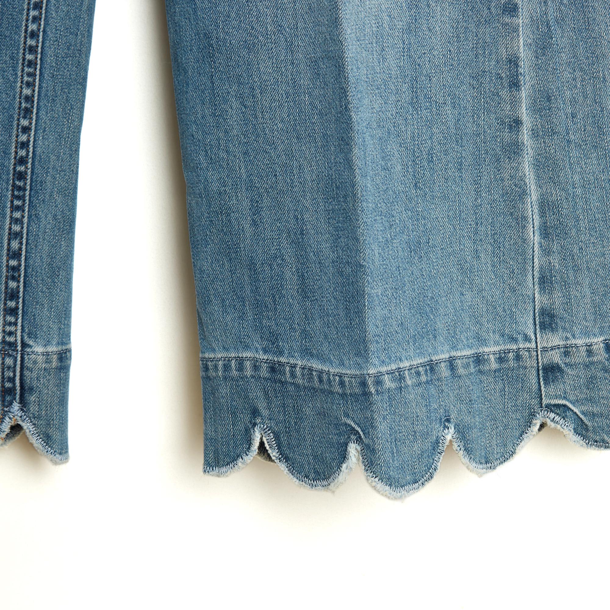 Red Valentino jeans from the SS2018 collection in semi-washed denim (cotton and elastane), wide leg, embroidered contrasting trims at the waist and pockets; rounded croquet-style cut at the bottom of the leg, length above the ankle. Size 28US or
