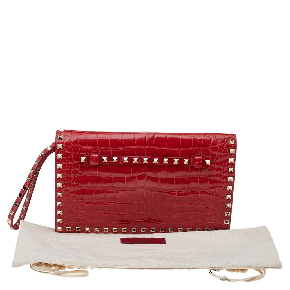 Valentino Red Alligator Rockstud Wristlet Clutch In New Condition In Dubai, Al Qouz 2