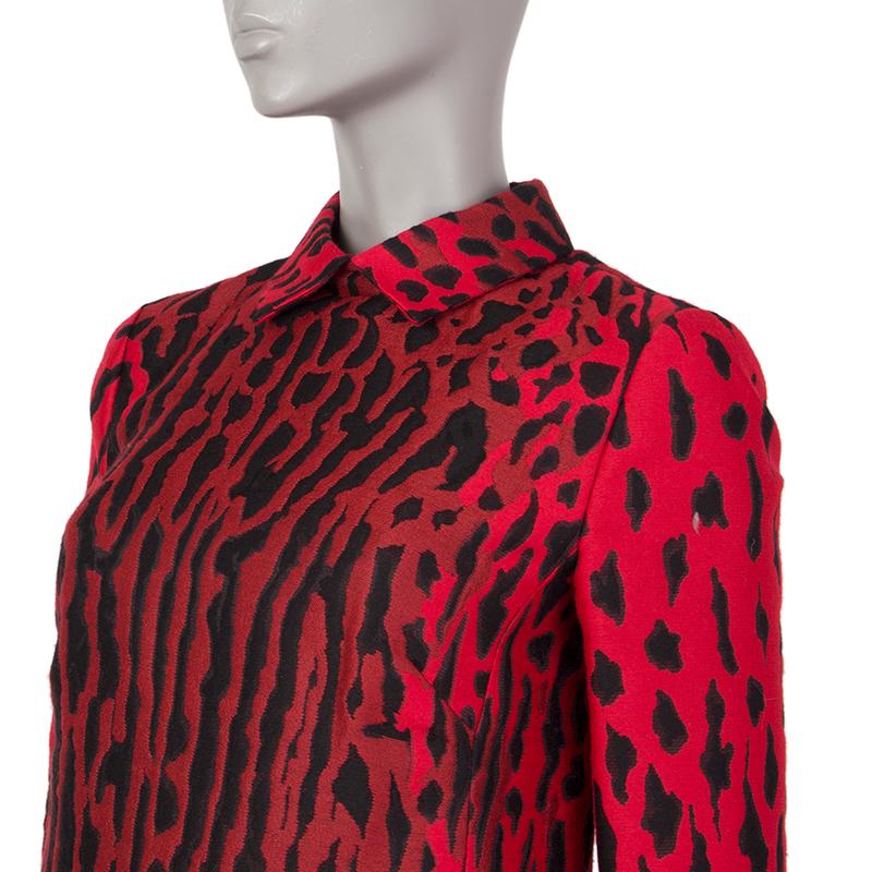 Valentino leopard print dress in red, burgundy and black cotton (45%), polyacryl (20%), wool (20%) and silk (15%) with a straight collar and two slit pockets on the front. Closes with a concealed zipper and a hook at the back. Lined in burgundy silk