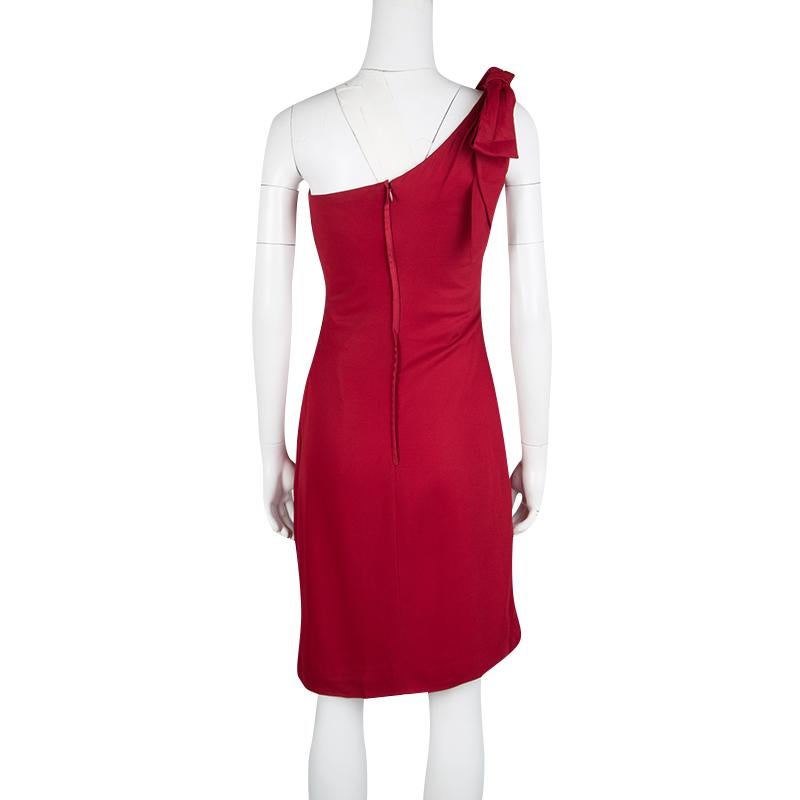 Styled as the ever elegant and stylish one-shoulder dress, this Valentino creation features a defined neckline on the front and the back of the dress. An elaborate red bow is placed on the left shoulder and the ribbon extends down the length of the
