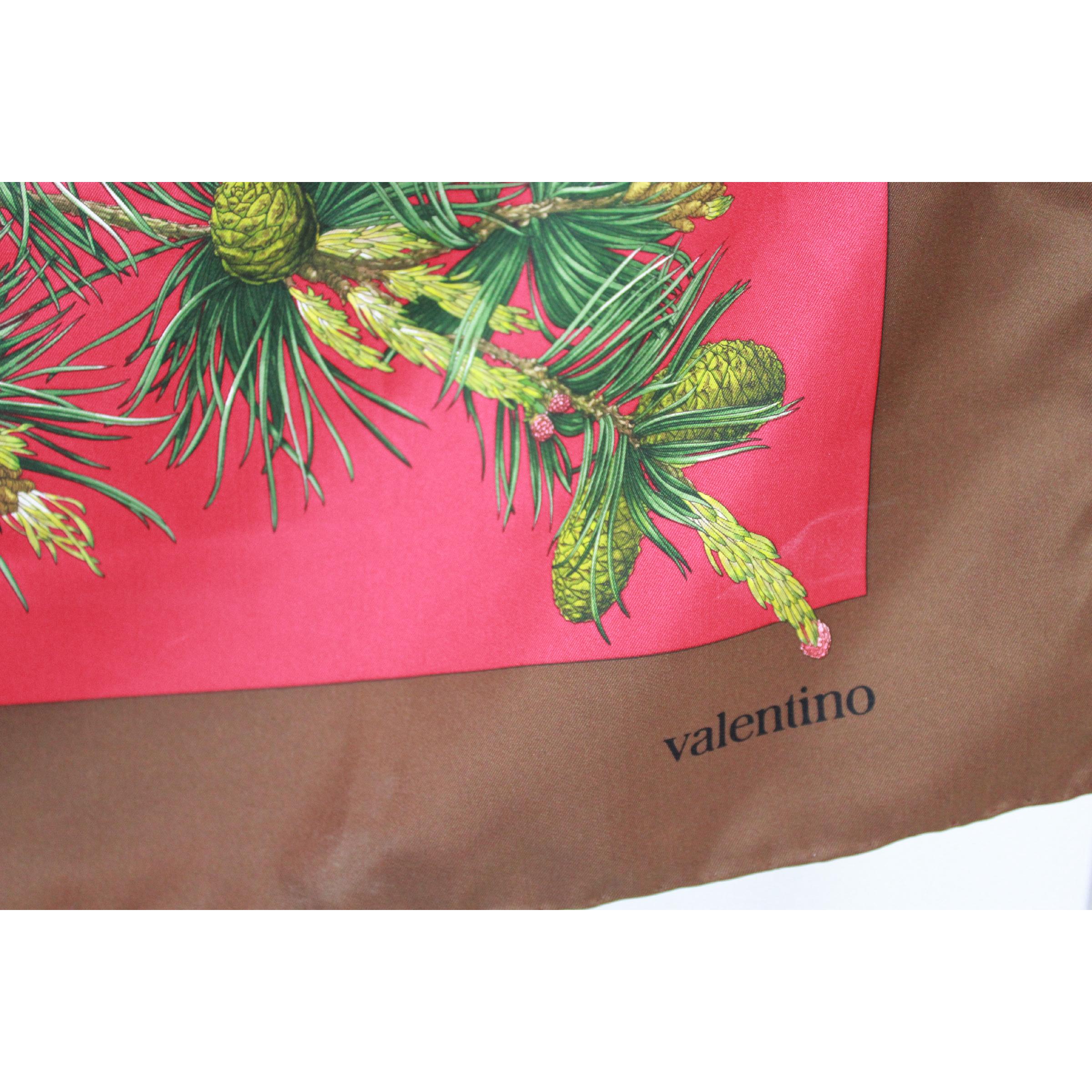Valentino vintage silk scarf, red and brown with floral designs. 80s. Made in Italy. Very good vintage condition, some stains present. 

Measures: 86 x 86 cm