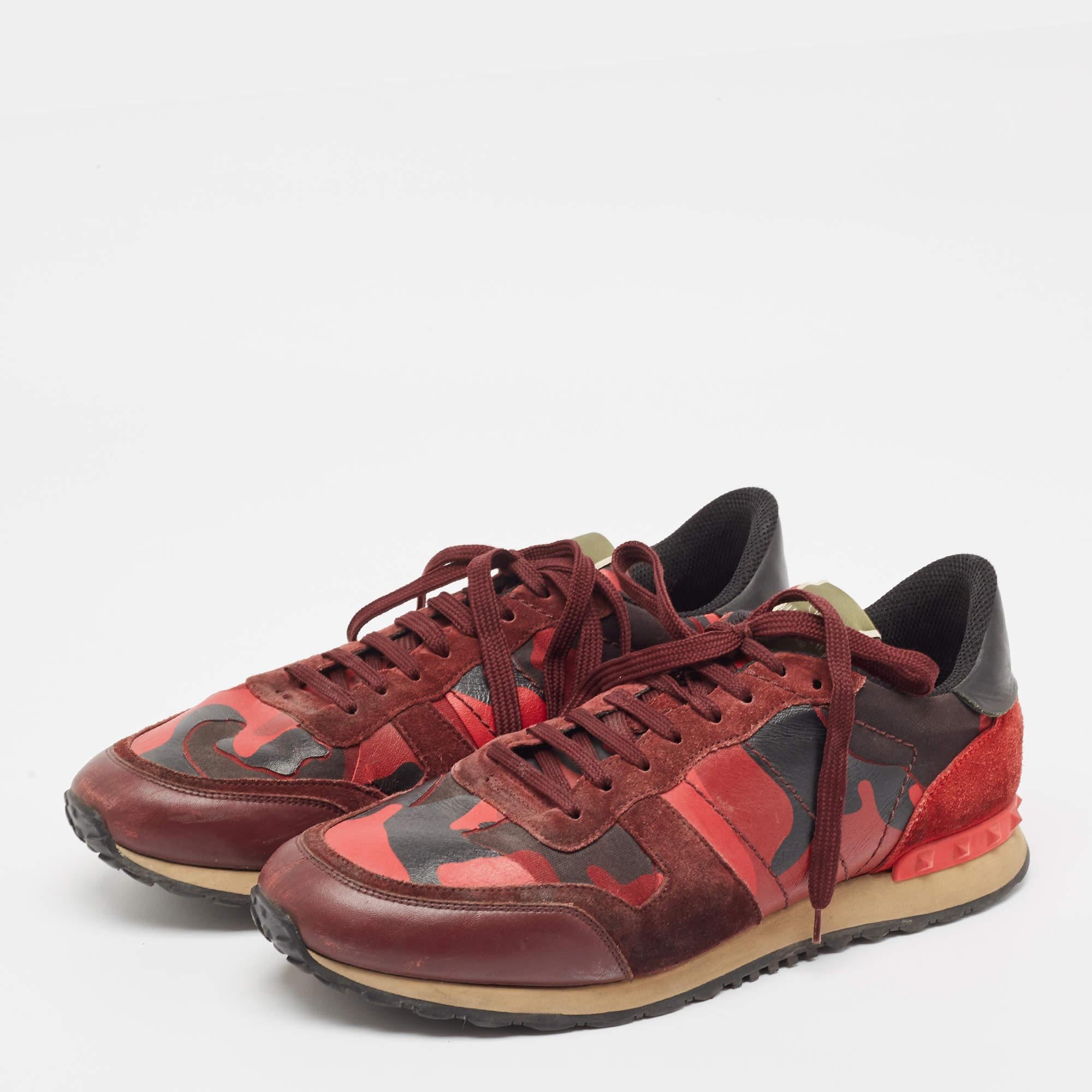 Diese Designer-Sneakers in klassischer Silhouette sind eine nahtlose Kombination aus Luxus, Komfort und Stil. Diese Sneaker sind mit charakteristischen Details und bequemen Innensohlen ausgestattet.