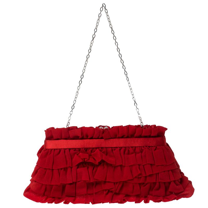 Adorn your evening outfit by carrying this gorgeous and captivating clutch from Valentino. Crafted from chiffon, it features an attractive ruffled pattern all through the exterior along with a slender satin wrap around trim. It is accentuated with a