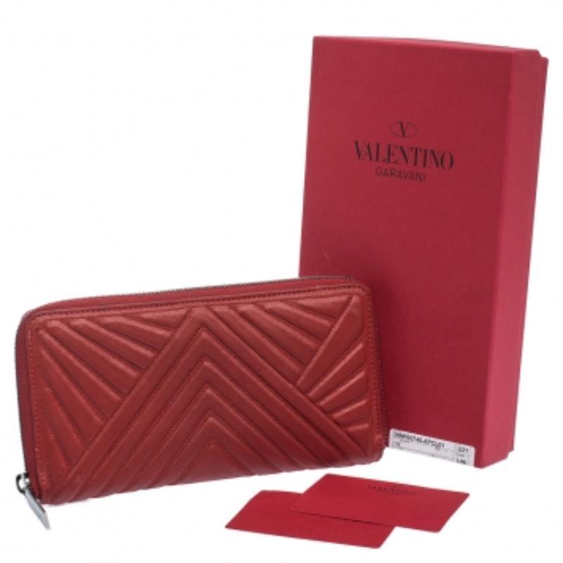 Valentino Red Coated Fabric Zip Around Wallet en venta 5