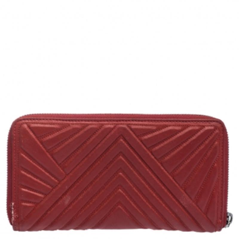 Valentino Red Coated Fabric Zip Around Wallet Marrón en venta