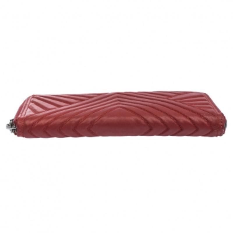 Valentino Red Coated Fabric Zip Around Wallet en Bastante bueno estado para la venta en Dubai, Al Qouz 2