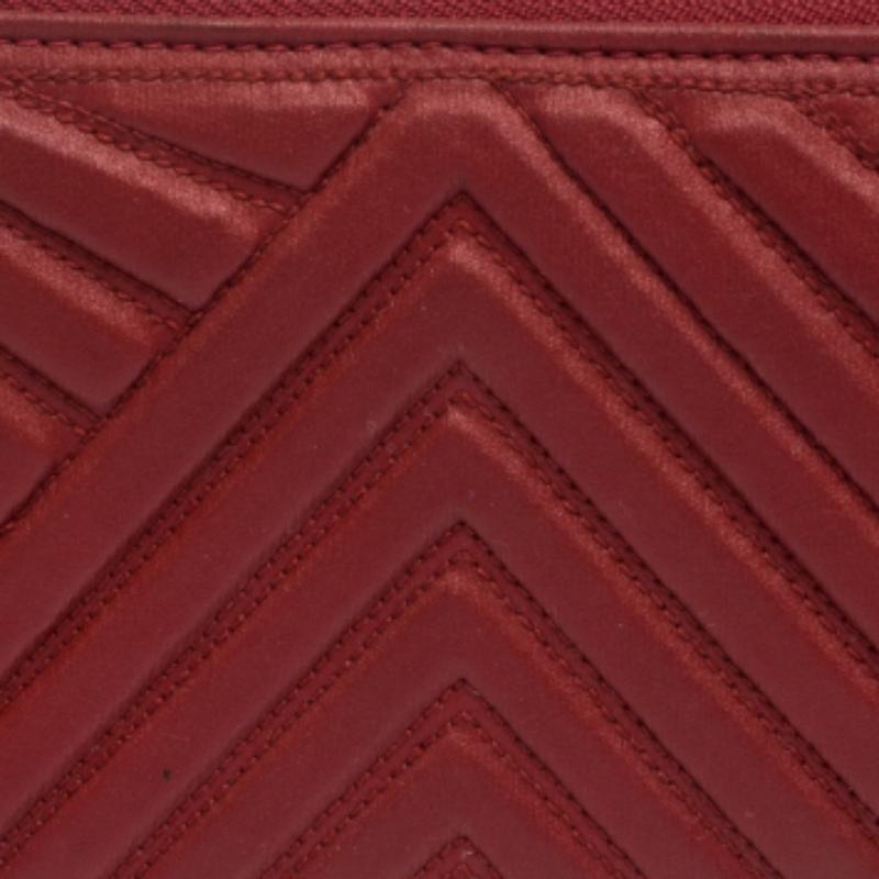 De las mujeres Valentino Red Coated Fabric Zip Around Wallet en venta