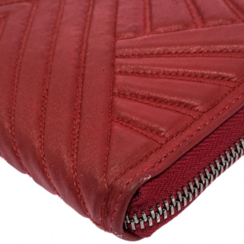 Valentino Red Coated Fabric Zip Around Wallet en venta 1