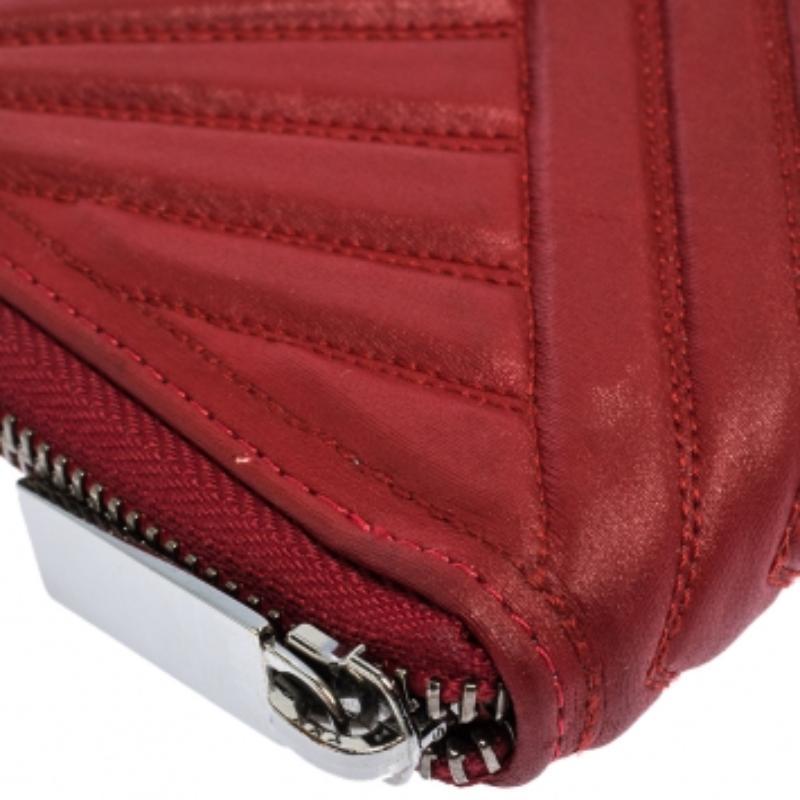 Valentino Red Coated Fabric Zip Around Wallet en venta 2