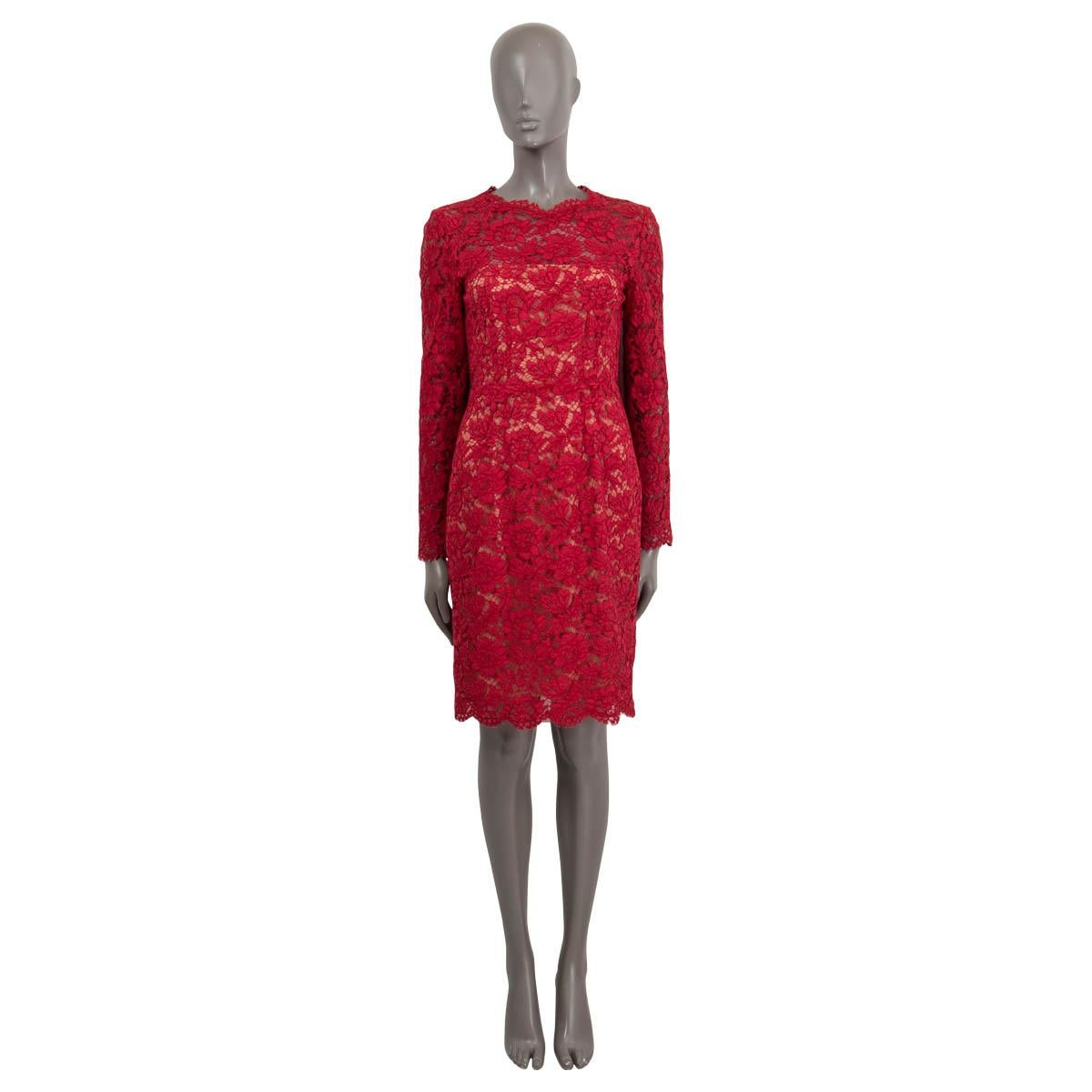 100% authentic Valentino floral giupure lace dress in red cotton (77%), viscose (17%) and nylon (6%). Features long sleeves, scalloped edges and bows in the back. Closes with a zipper in the back. Partially lined in nylon (100%). Has been worn and