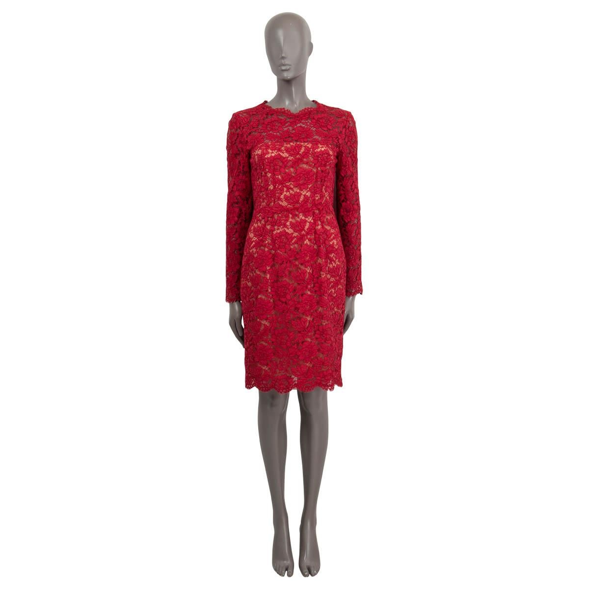 Vestido de encaje de giupure floral Valentino 100% auténtico, de algodón rojo (77%), viscosa (17%) y nailon (6%). Tiene mangas largas, bordes festoneados y lazos en la espalda. Se cierra con una cremallera en la espalda. Parcialmente forrado de