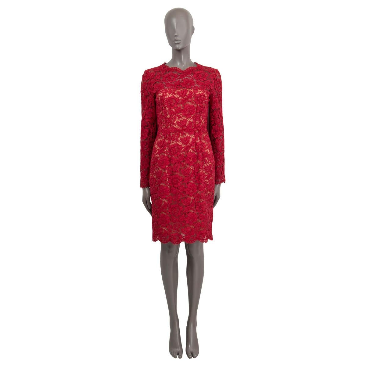 Robe en dentelle giupure florale 100% authentique Valentino en coton (77%), viscose (17%) et nylon (6%) rouges. Il comporte des manches longues, des bords festonnés et des nœuds dans le dos. Fermeture à glissière dans le dos. Partiellement doublé en