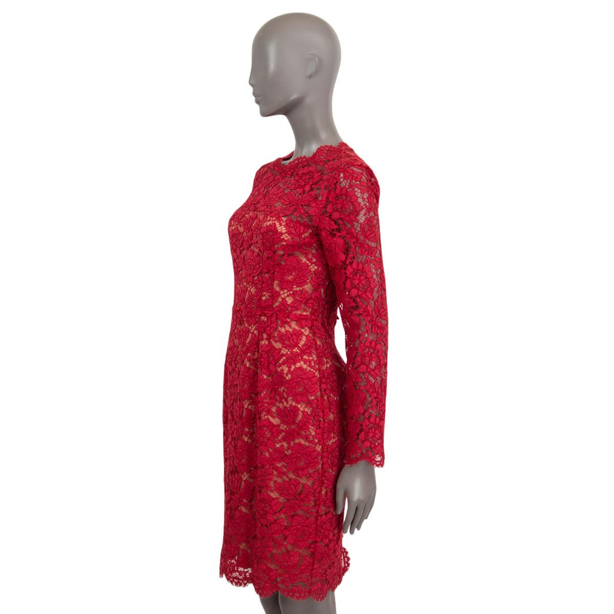 VALENTINO red cotton FLORAL GIUPURE LACE Long Sleeve Shift Dress 40 S In Excellent Condition For Sale In Zürich, CH