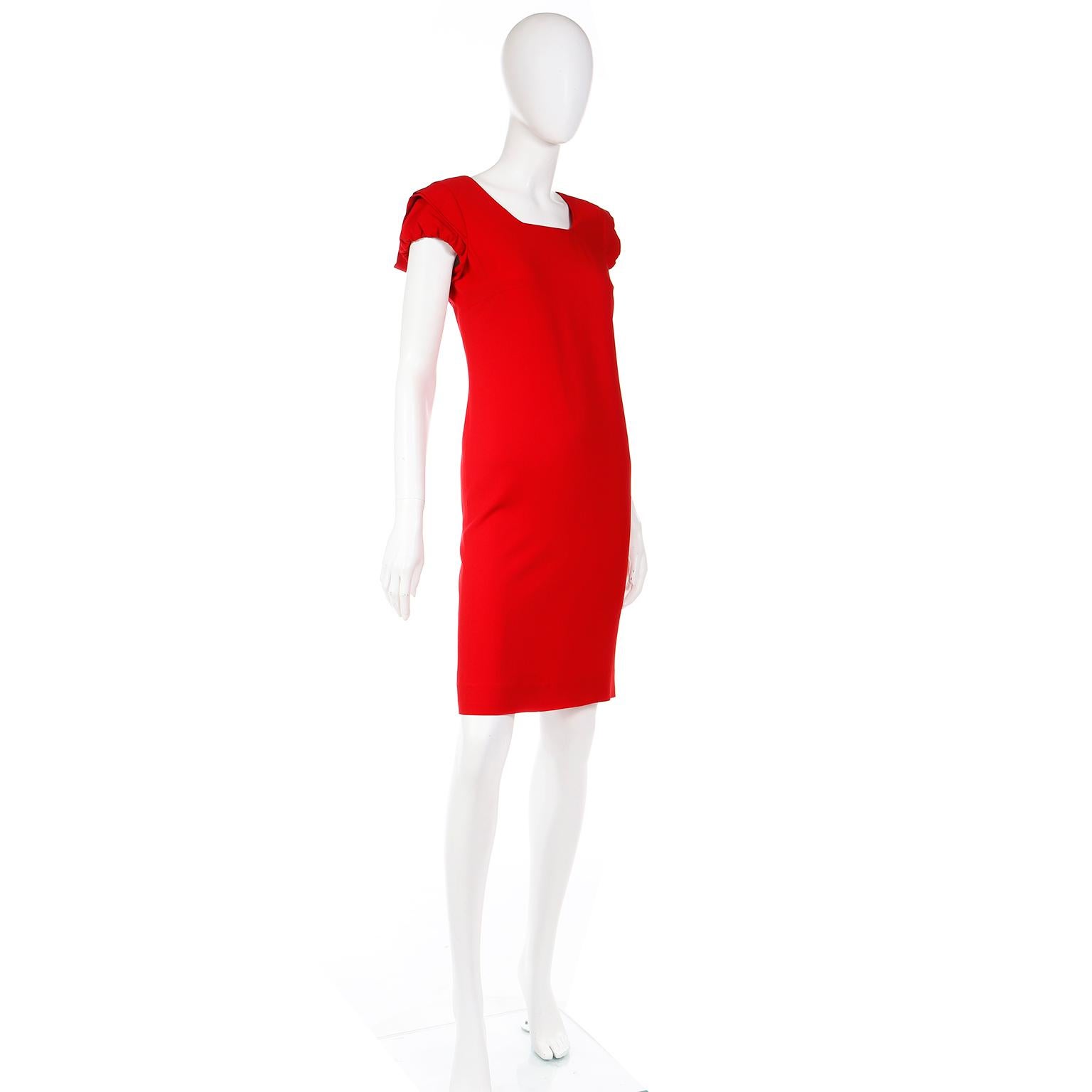 Valentino Rotes Kleid aus Krepp im Vintage-Stil mit Zeichnung im Zustand „Hervorragend“ im Angebot in Portland, OR