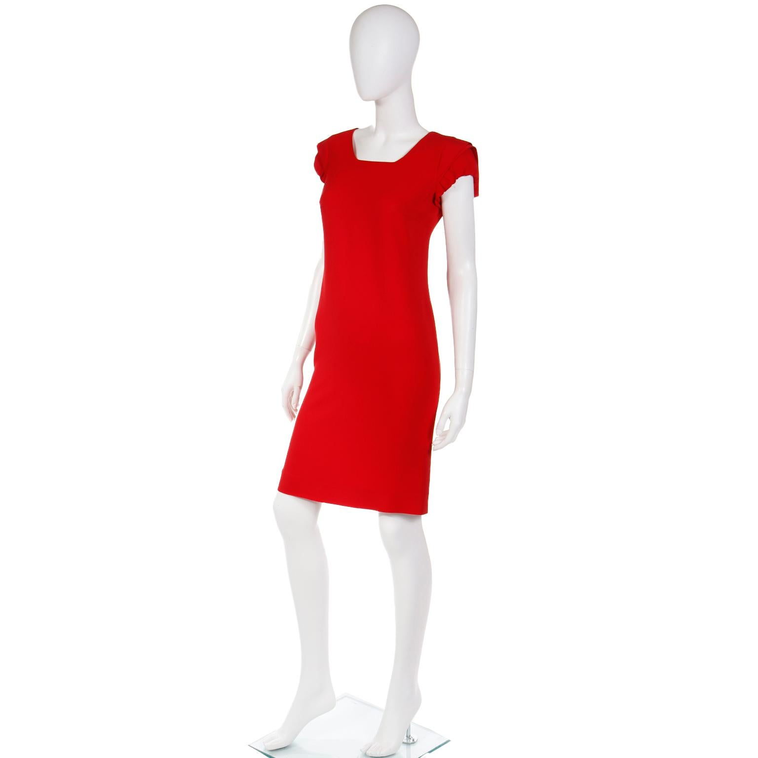 Valentino - Robe vintage en crpe rouge avec drap en vente 1