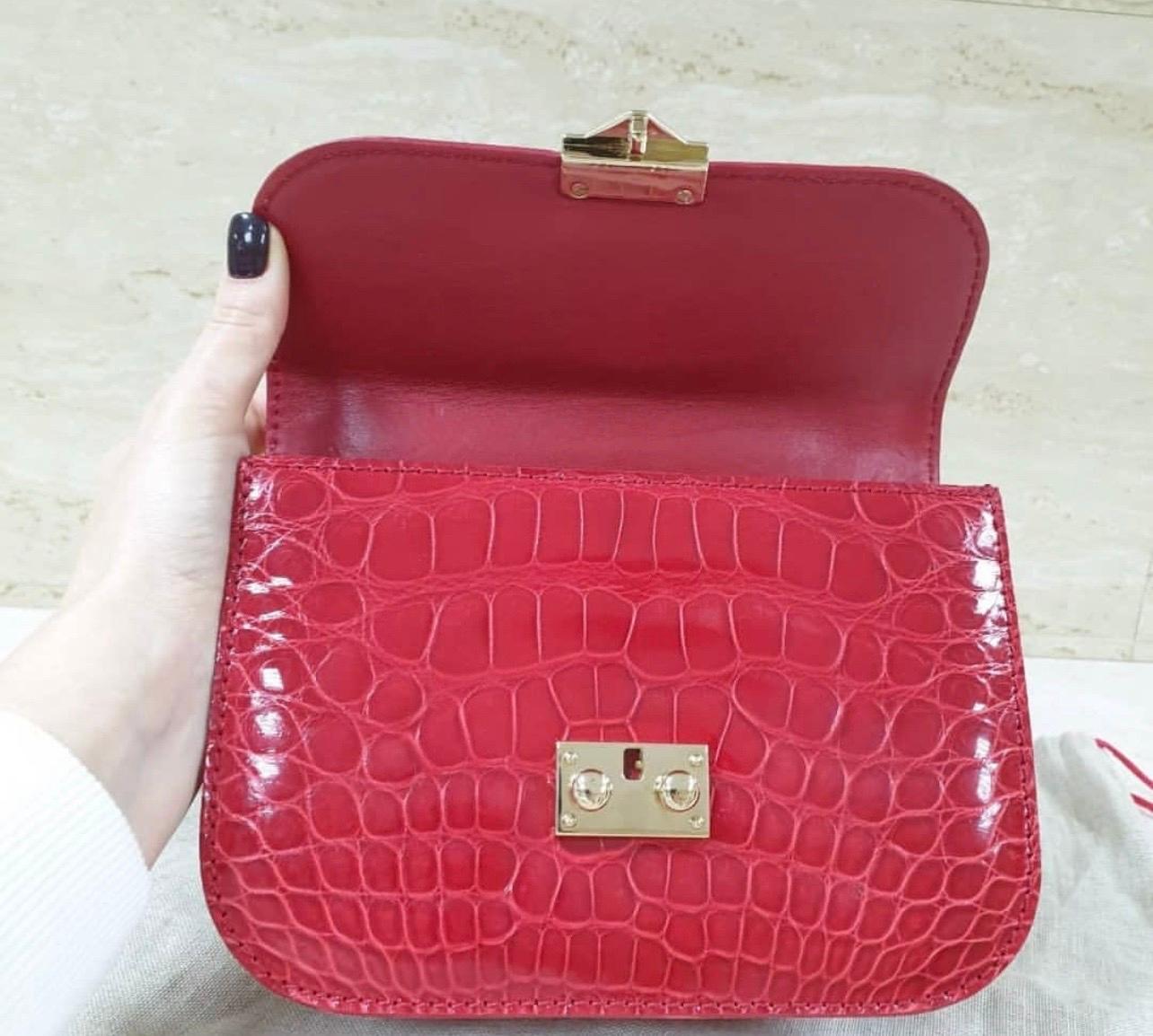 Valentino Red Crocodile Small Glam Lock Shoulder Bag In Good Condition In Krakow, PL