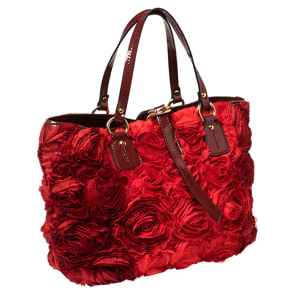 Valentino Red Floral Applique Satin and Patent Leather Shopper Tote In Good Condition In Dubai, Al Qouz 2
