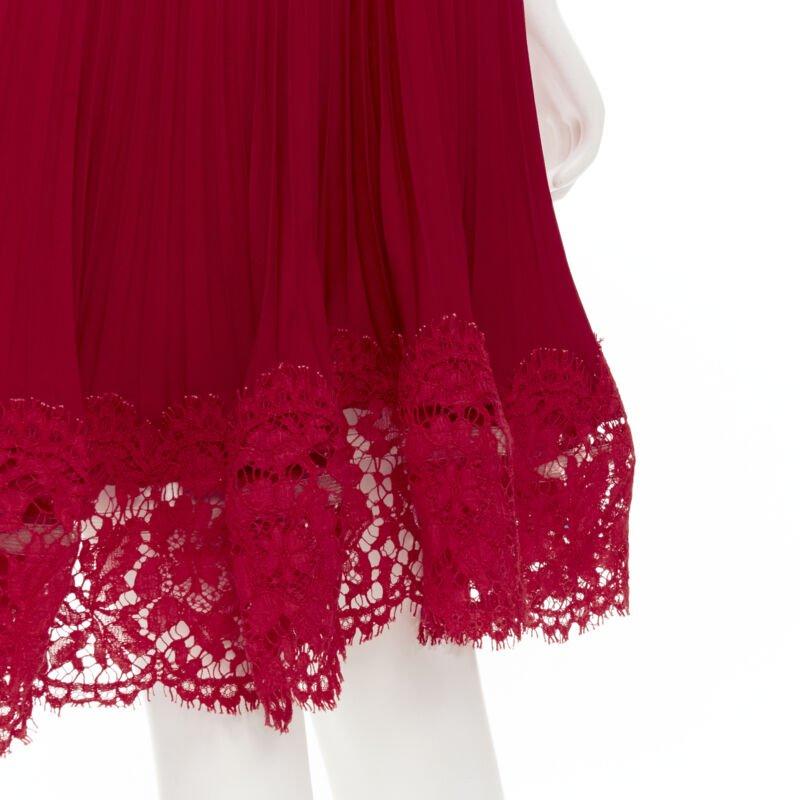 VALENTINO Rotes Cocktailkleid aus geblümter Spitze mit Messerfalten IT38 XS
Referenz: TGAS/B02028
Marke: Valentino
Designer: Pier Paolo Piccioli
MATERIAL: Seide
Farbe: Rot
Muster: Solide
Verschluss: Reißverschluss
Zusätzliche Details: Mieder aus
