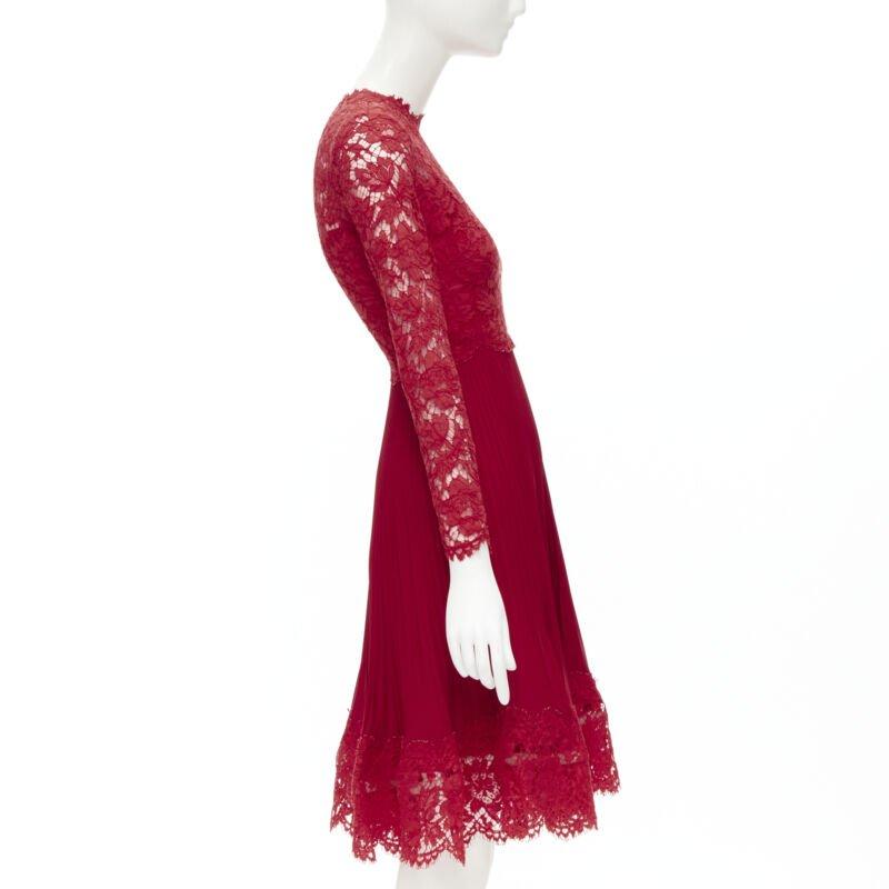 VALENTINO Rotes Cocktailkleid aus geblümter Spitze mit Messerfalten IT38 XS im Angebot 1