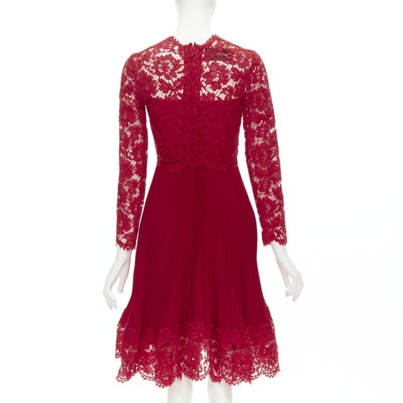 VALENTINO Rotes Cocktailkleid aus geblümter Spitze mit Messerfalten IT38 XS im Angebot 2