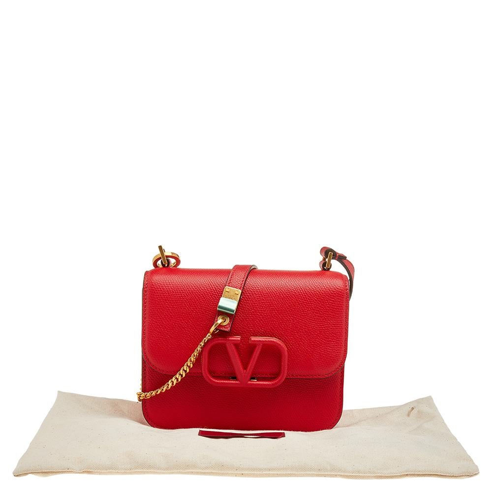 Valentino Red Grain Leather V Sling Shoulder Bag In New Condition In Dubai, Al Qouz 2
