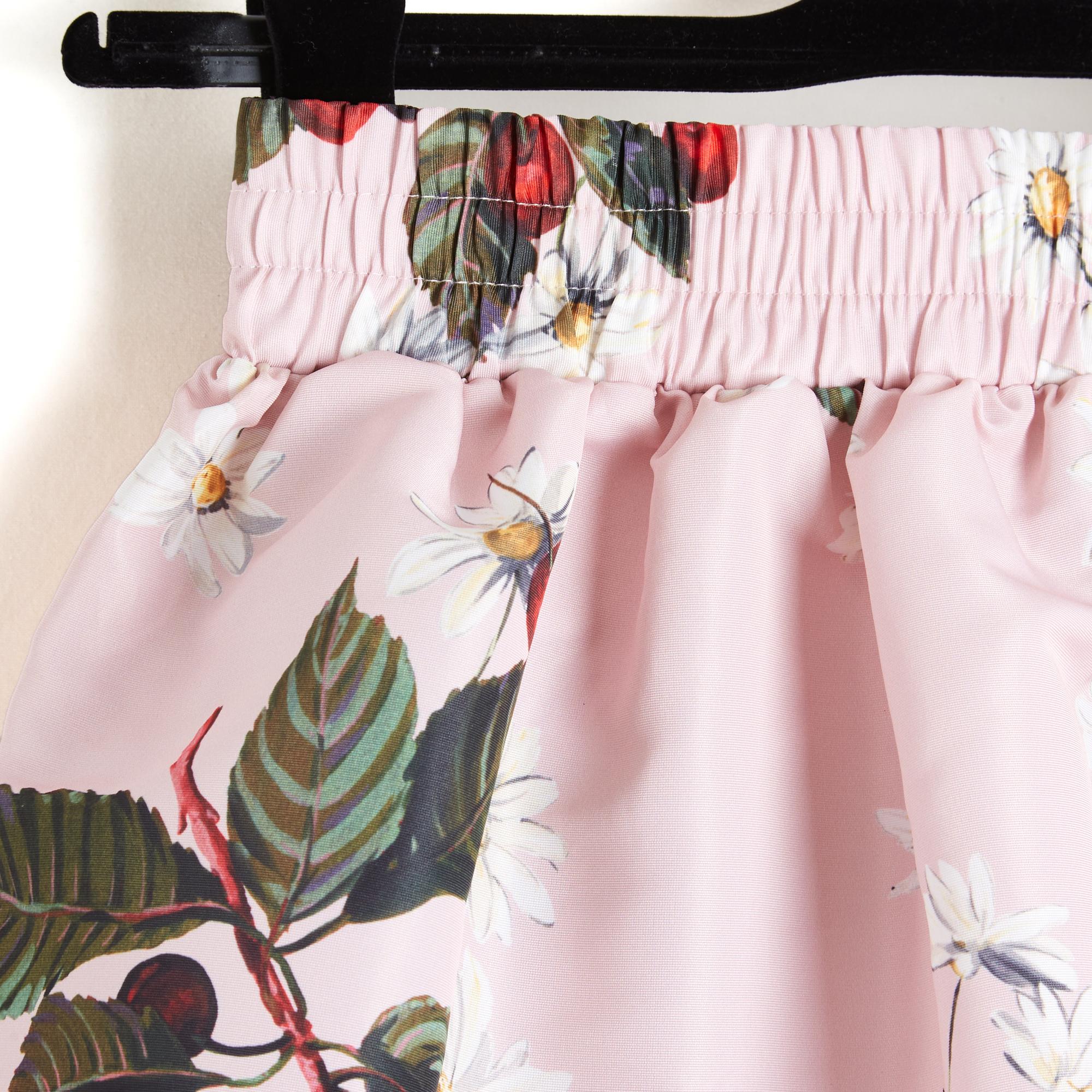 Minijupe en polyester rose pâle de Valentino, imprimée de fleurs de cerisier dans les tons rouge, vert et blanc, large ceinture élastique à smocks, non doublée. Taille 38IT ou 34FR ou UK6 et US4 mais convient à 36FR ou US6 (mesures prises sans