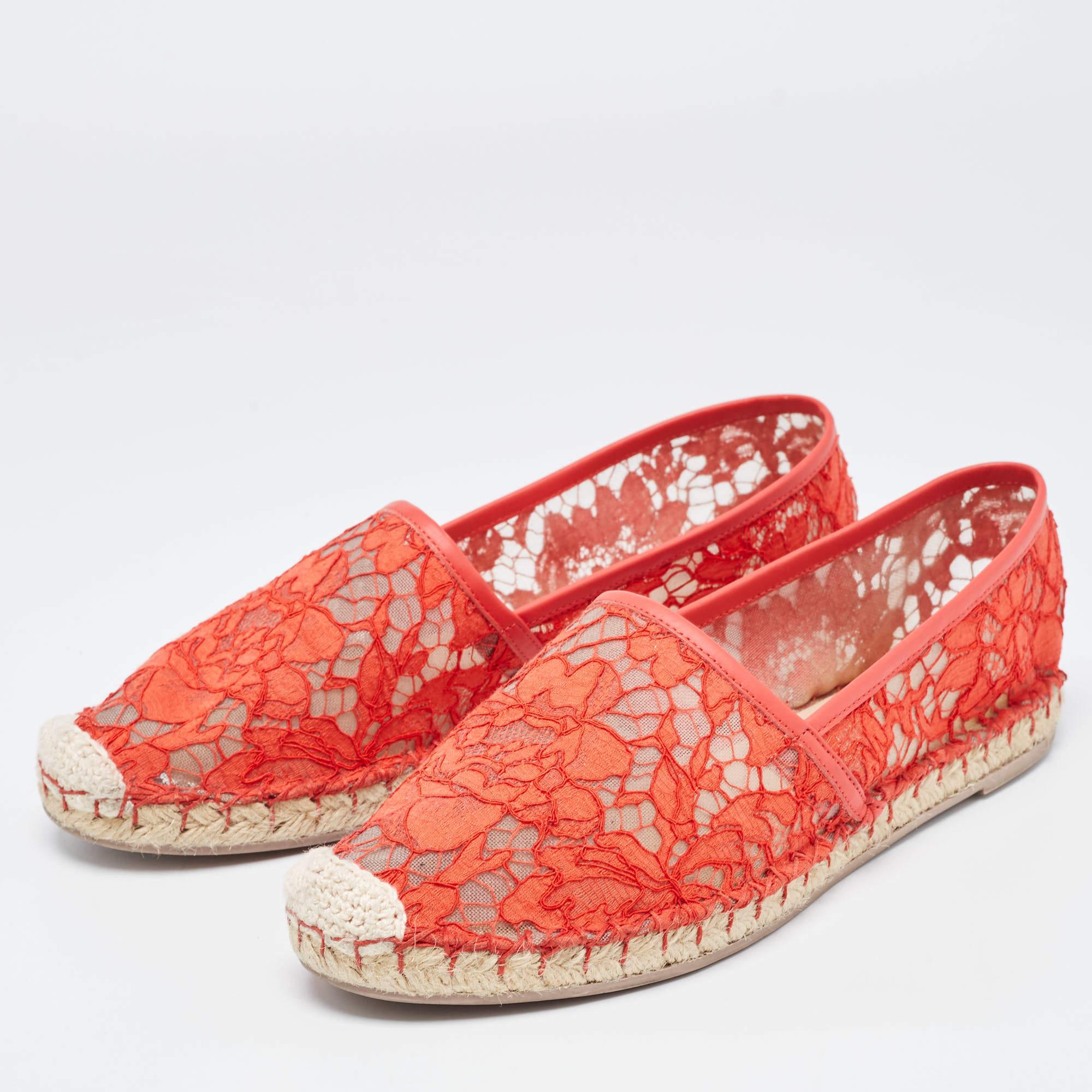 Valentino Red Lace and Leather Butterfly Espadrille Flats Size 39 In Good Condition In Dubai, Al Qouz 2