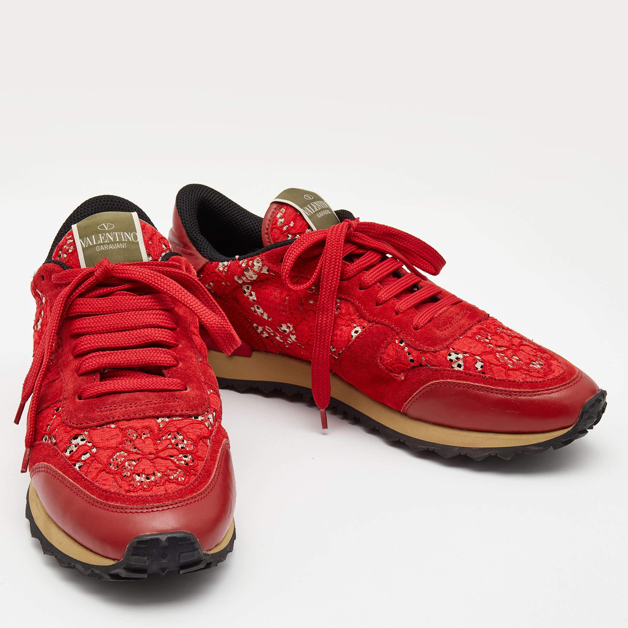 Valentino Red Lace and Suede Rockrunner Low Top Sneakers Size 40 In Excellent Condition For Sale In Dubai, Al Qouz 2