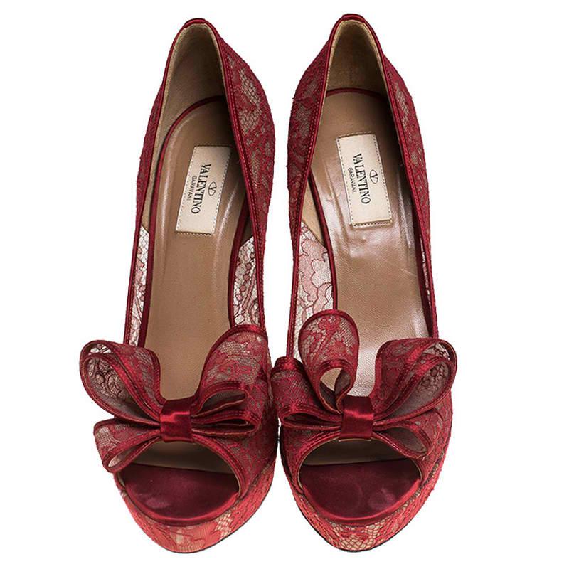 Create an aura of elegance with these stunning peep-toe pumps from Valentino. These red pumps are crafted from lace with lining. The pair flaunts couture bow detailing on the uppers, leather-lined insoles, solid platforms and 13 CM heels. Grab these