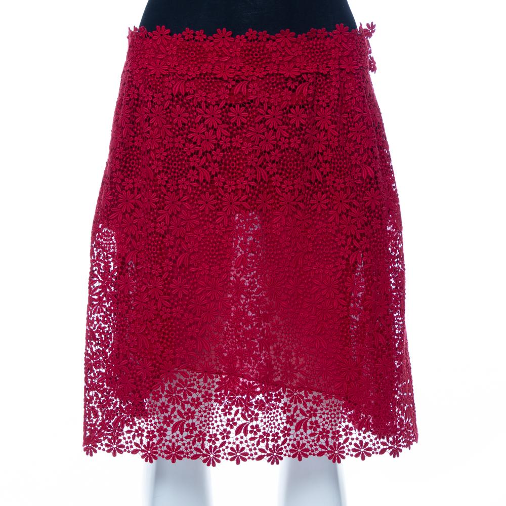 Showcasing a dainty design, this elegant Valentino skirt is a must-have. This magnificent red skirt looks gorgeous and lends a feminine edge to your dressing.

