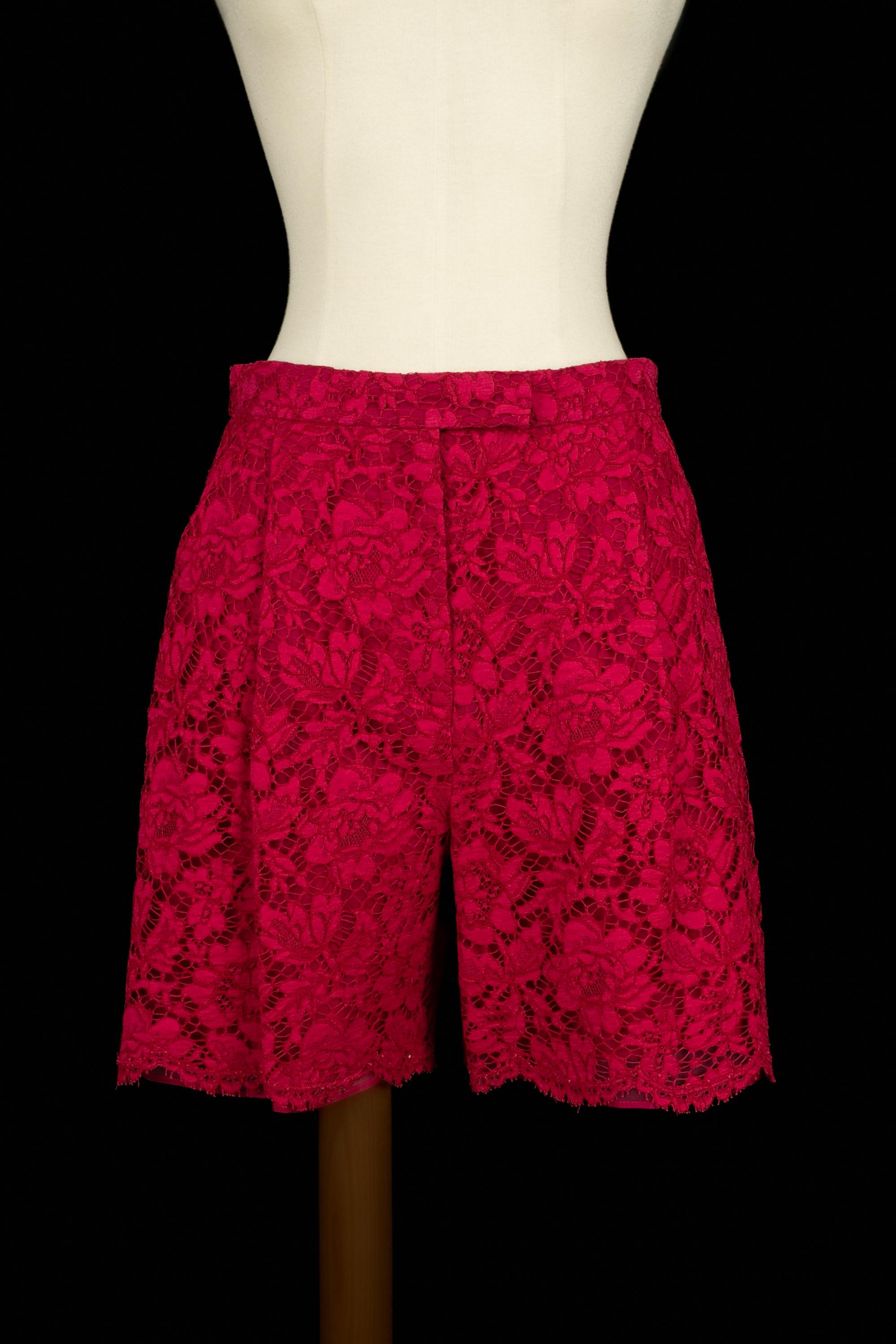 Valentino - (Made in Italy) Pantaloncini in pizzo rosso. Mancano le etichette delle taglie e della composizione, ma veste una 38FR.

Condizioni:
Ottime condizioni

Dimensioni:
Vita: 37 cm - Lunghezza: 44 cm

SKU:FJ191