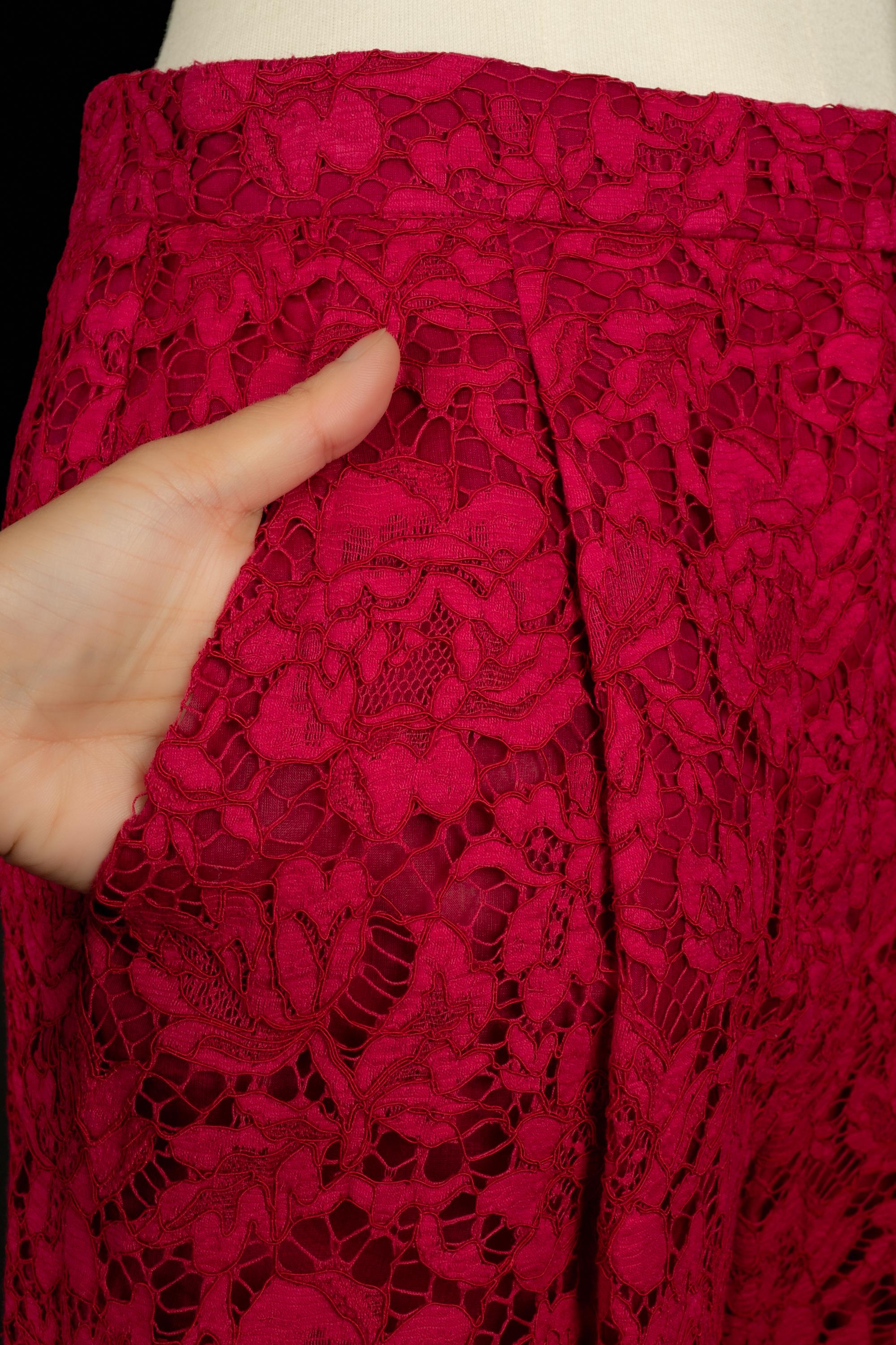 Pantaloncini in pizzo rosso Valentino in vendita 1