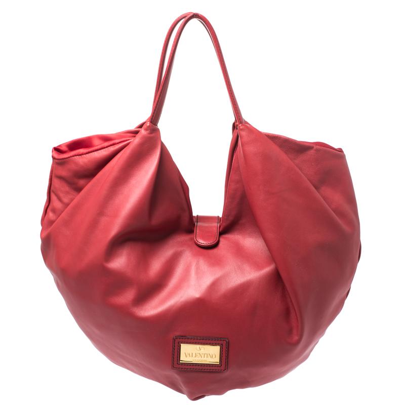 Embrace the prevailing trends in style with this chic hobo by Valentino. The leather body of this bag lends it a sophisticated look. The satin-lined interior of this bag can hold all your essentials in one go.

Includes: Original Dustbag