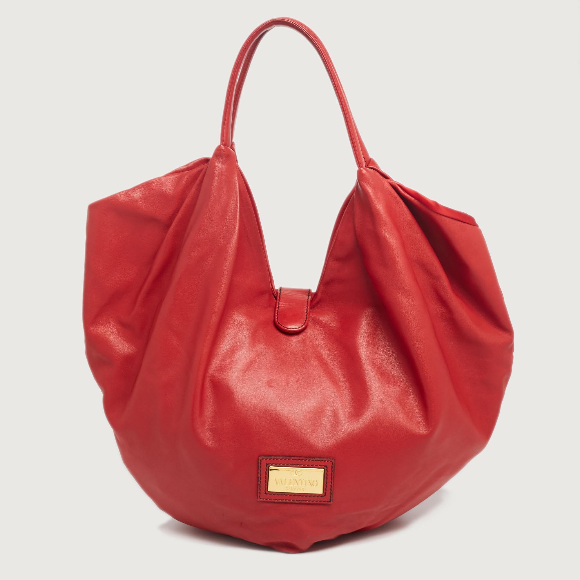 A large bow on the front is the highlight of this Valentino 360 Bow hobo. It is crafted using red leather and equipped with two handles and a spacious satin interior. This eye-catching bag will add a chic finish to your favorite looks.

Includes:
