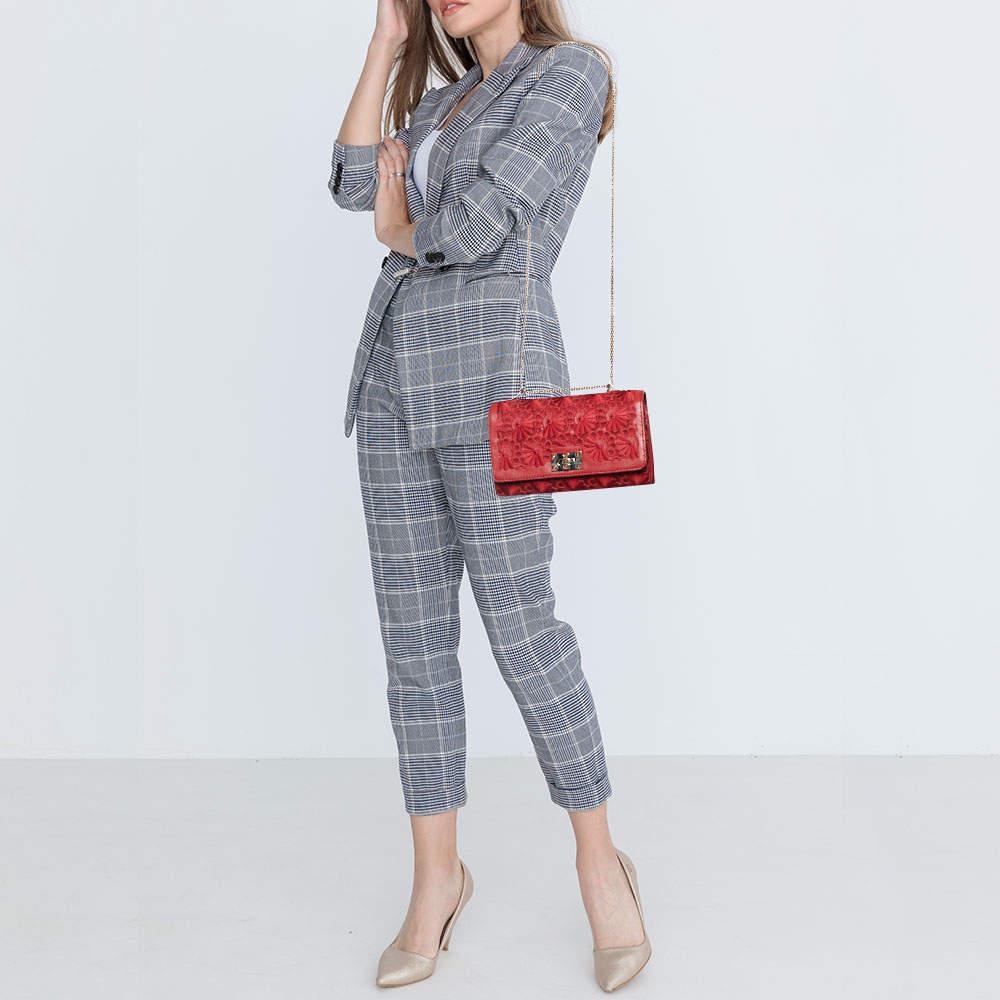 Designertaschen sind ideale Begleiter für viele Gelegenheiten! Hier haben wir ein mit Präzision gefertigtes Stück, das Mode und Funktionalität vereint. Er ist mit einem großzügigen Innenraum ausgestattet, in den alle wichtigen Dinge passen.

