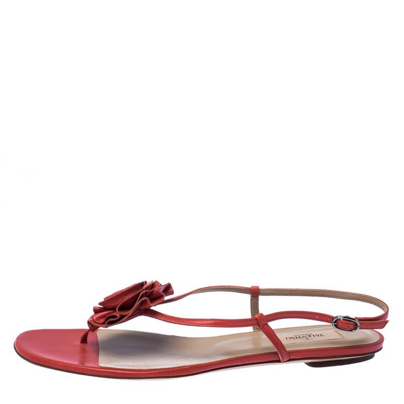 Amp up your style quotient as you glam up your casual outfit with these gorgeous Valentino sandals. These leather sandals are designed with flower appliques perched on the vamps and buckle fastenings. These sandals with a leather sole are just what