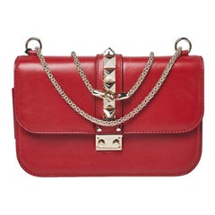 Valentino - Sac à rabat en cuir rouge Rockstud Glam Lock de taille moyenne