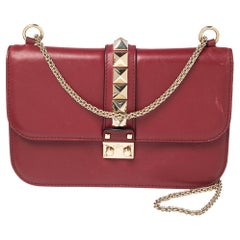 Valentino - Sac à rabat en cuir rouge Rockstud Glam Lock de taille moyenne