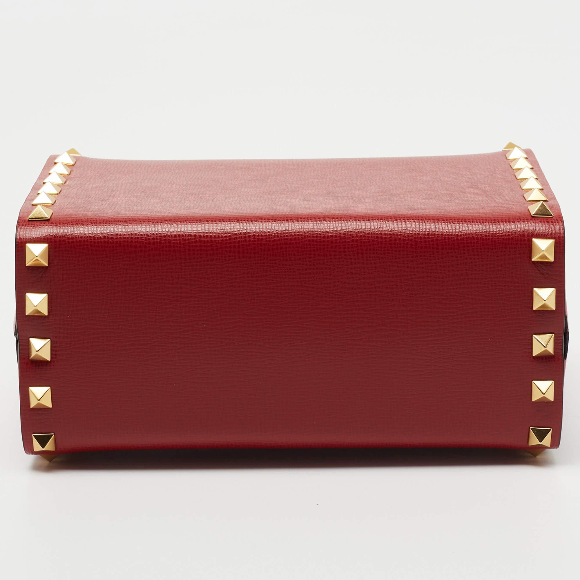 Valentino Red Leather Rockstud Alcove Top Handle Bag In New Condition In Dubai, Al Qouz 2