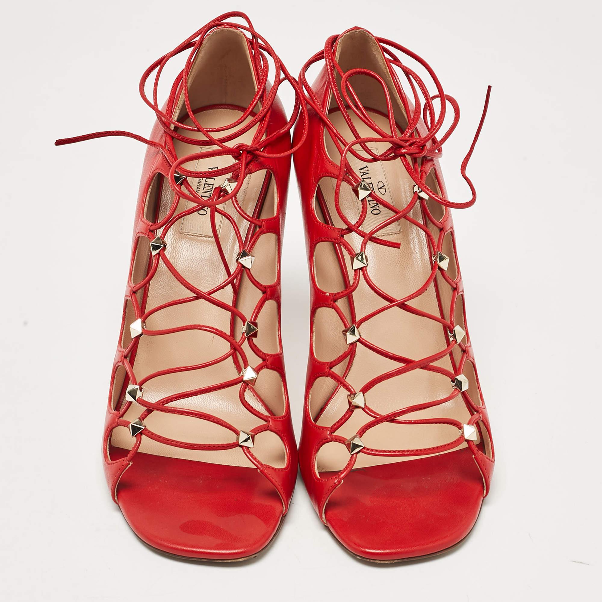 Valentino Rote Leder-Sandalen mit Nieten und Knöchelkrawatte Größe 40 im Zustand „Gut“ im Angebot in Dubai, Al Qouz 2
