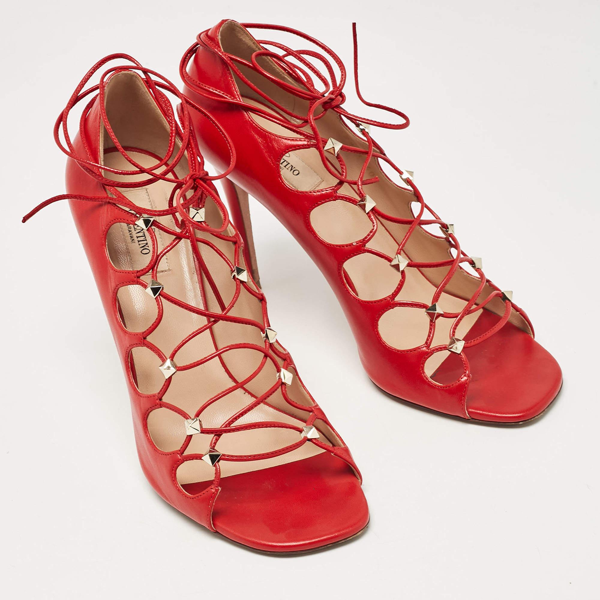Valentino Rote Leder-Sandalen mit Nieten und Knöchelkrawatte Größe 40 Damen im Angebot