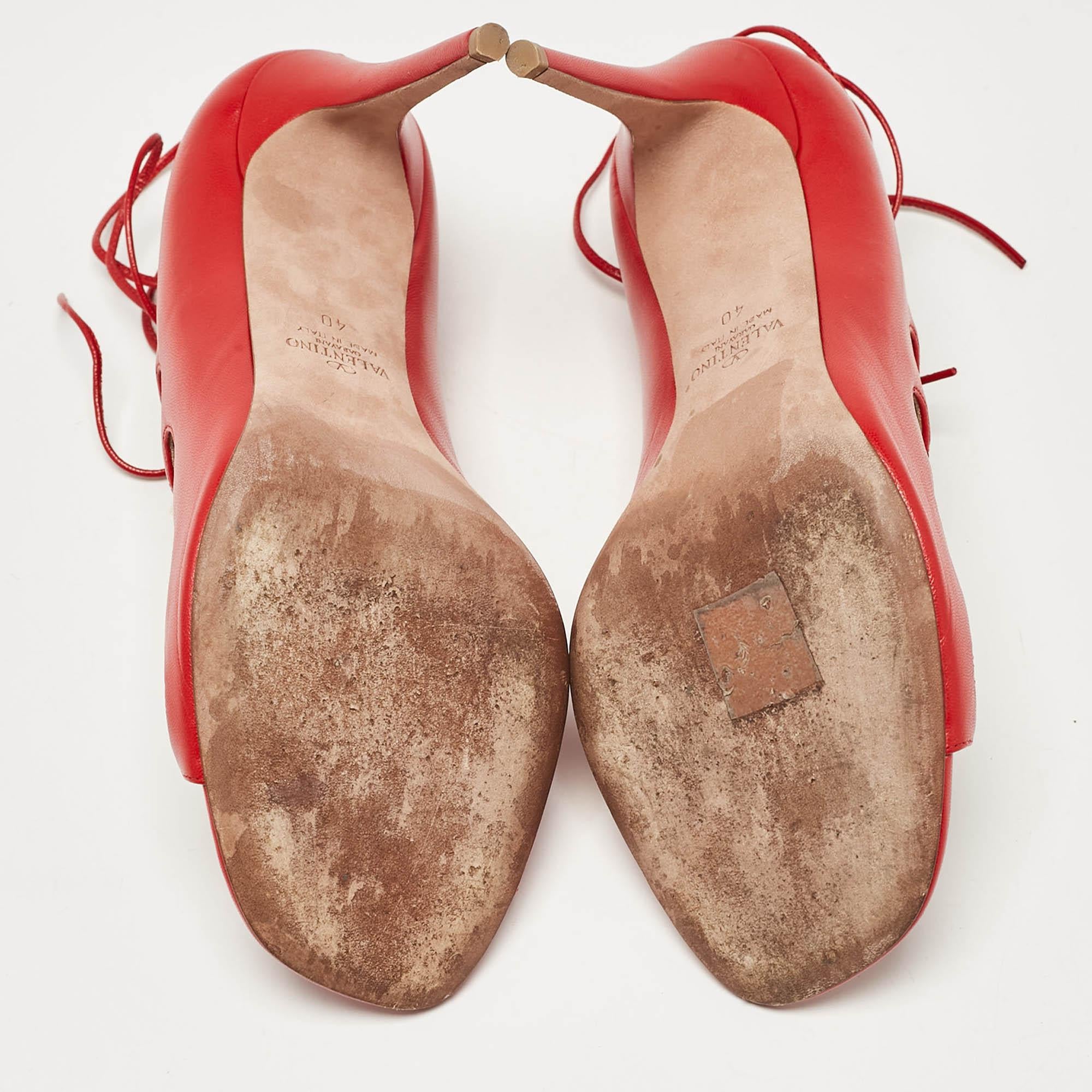 Valentino Rote Leder-Sandalen mit Nieten und Knöchelkrawatte Größe 40 im Angebot 2