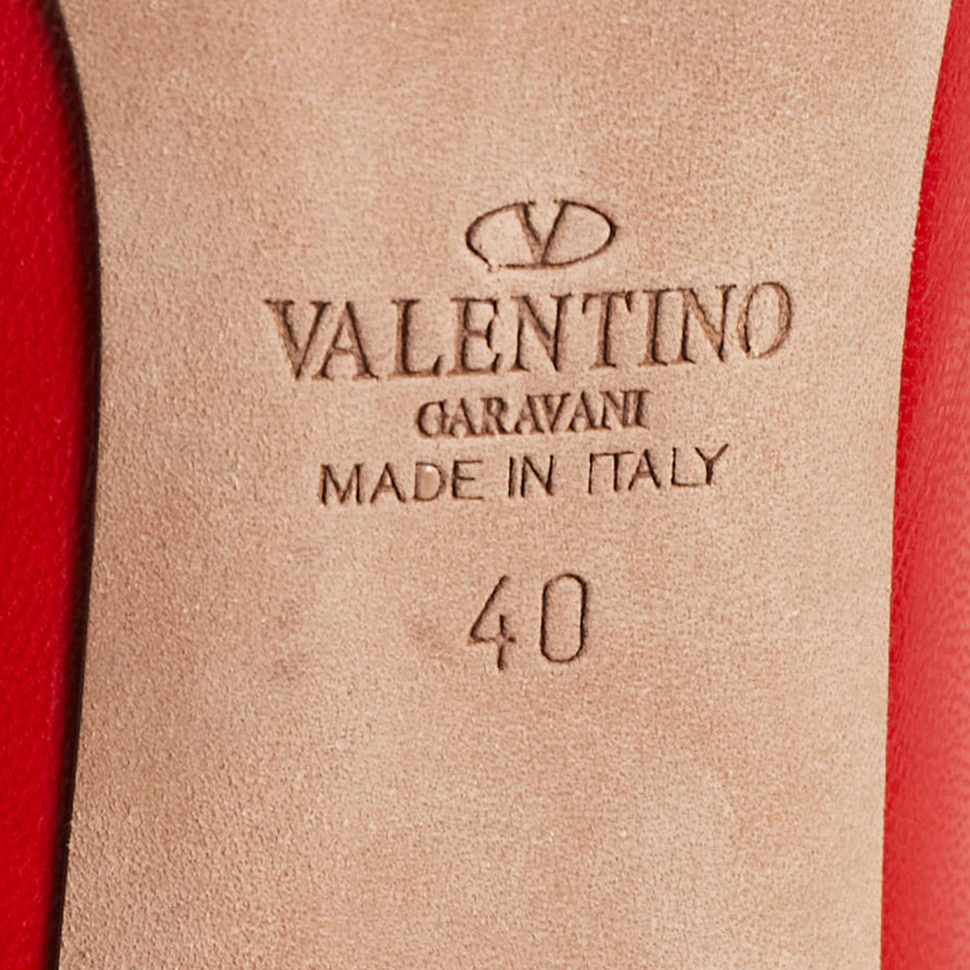 Valentino Rote Leder-Sandalen mit Nieten und Knöchelkrawatte Größe 40 im Angebot 4
