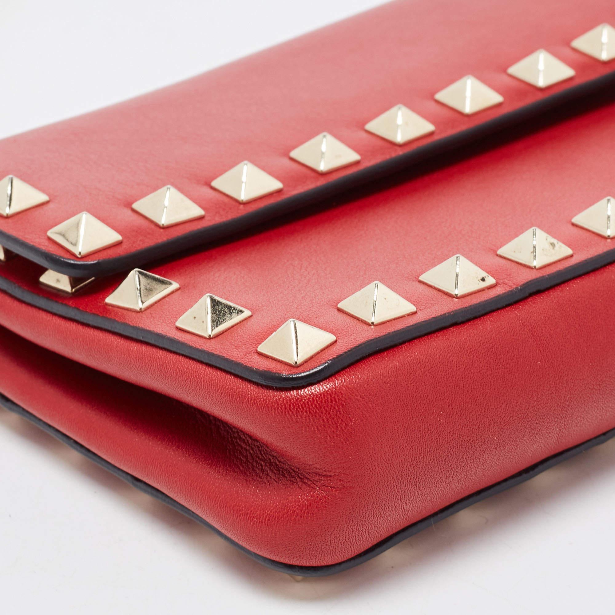 Valentino Red Leather Rockstud Bangle Clutch In Good Condition In Dubai, Al Qouz 2