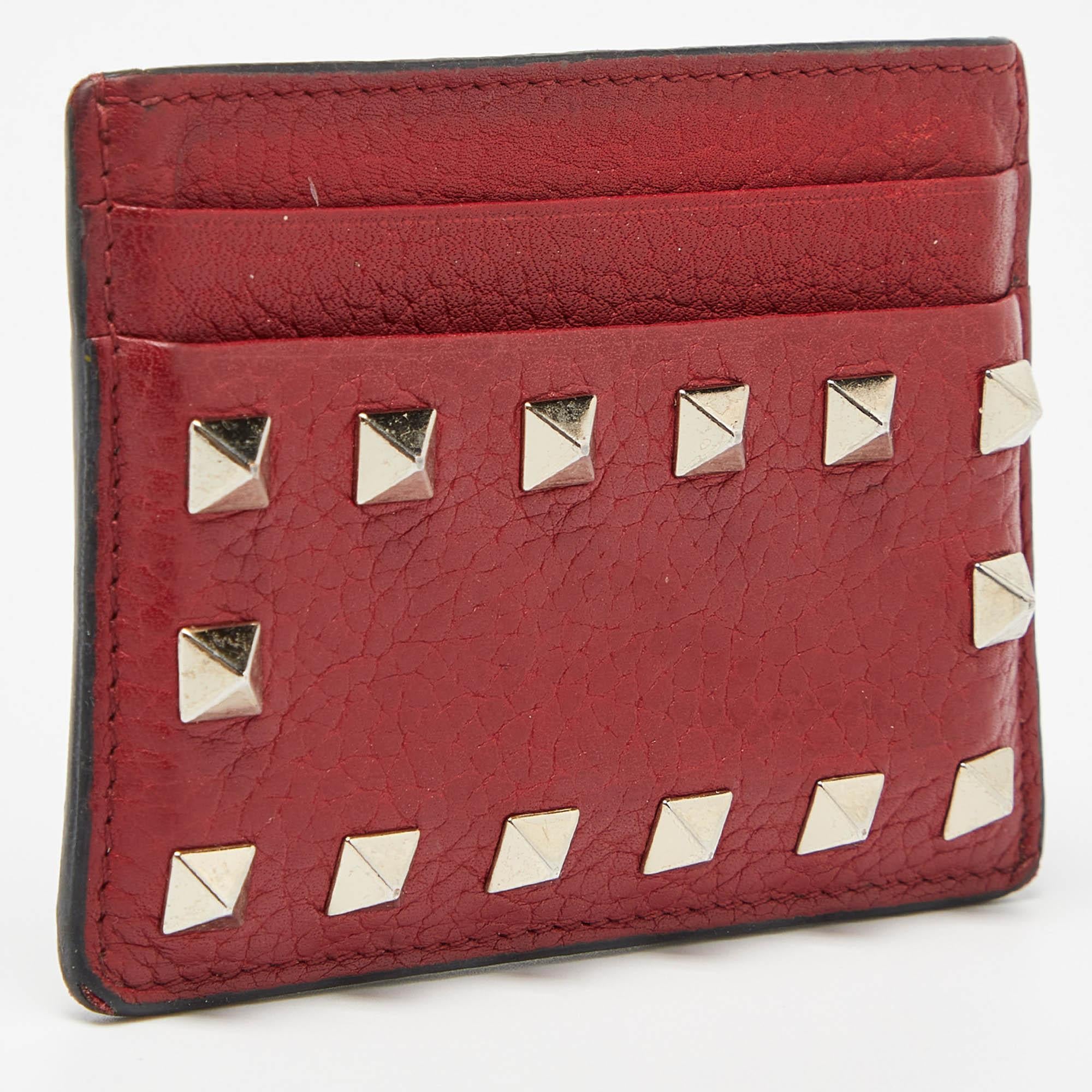 Valentino Red Leather Rockstud Card Holder In Fair Condition For Sale In Dubai, Al Qouz 2