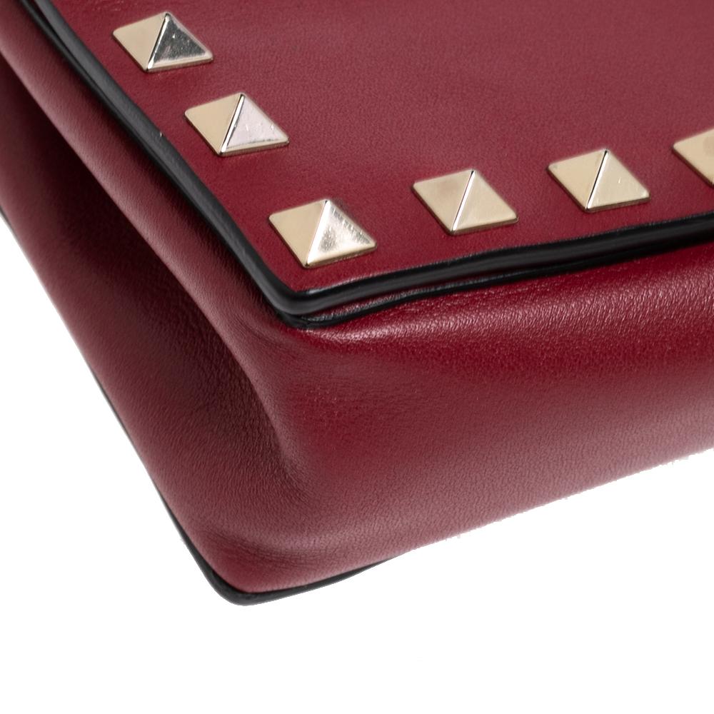 Valentino Red Leather Rockstud Chain Clutch Bag In Good Condition In Dubai, Al Qouz 2